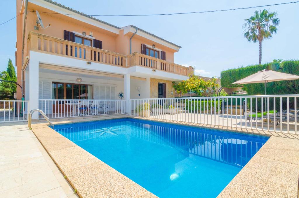 eine Villa mit einem Pool vor einem Haus in der Unterkunft Xalet Ca S'Hereu in Cala Millor