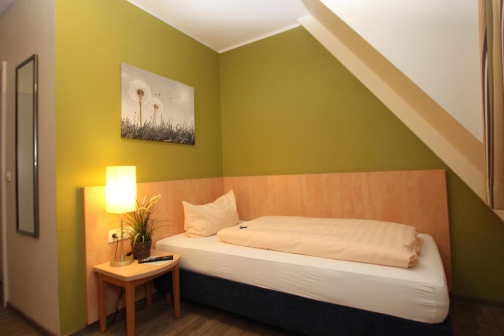 Postel nebo postele na pokoji v ubytování Gasthof Weißes Roß