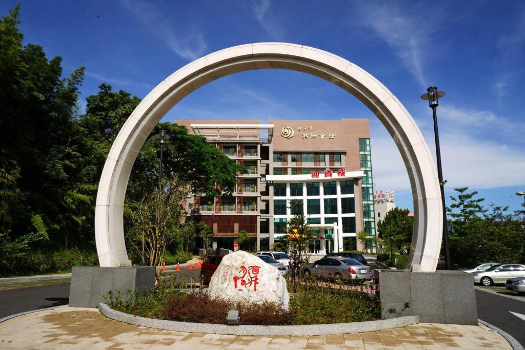 un gran arco frente a un edificio en Sun Moon Lake Teachers' Hostel en Yuchi