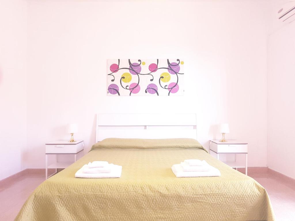 una camera da letto con un letto e due asciugamani di Casa Vacanze Visit Puglia a Casamassima