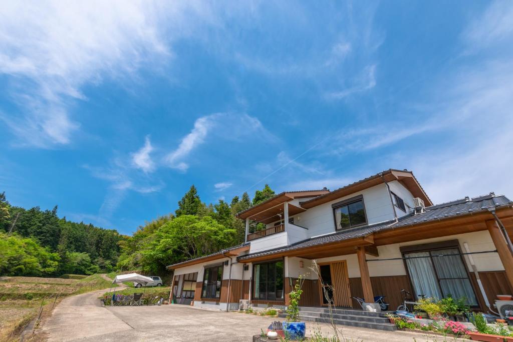 dom w górach z niebieskim niebem w obiekcie Share Creative&Bed adonoan w mieście Takeo
