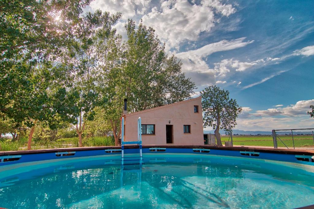 una piscina di fronte a una casa di La Illeta a Deltebre