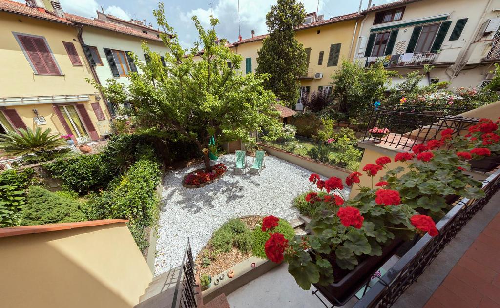 una vista aérea de un jardín con flores y plantas en Mòsì Firenze, en Florencia