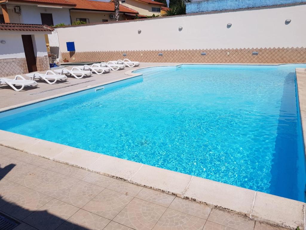 Bazén v ubytování Garden Inn nebo v jeho okolí