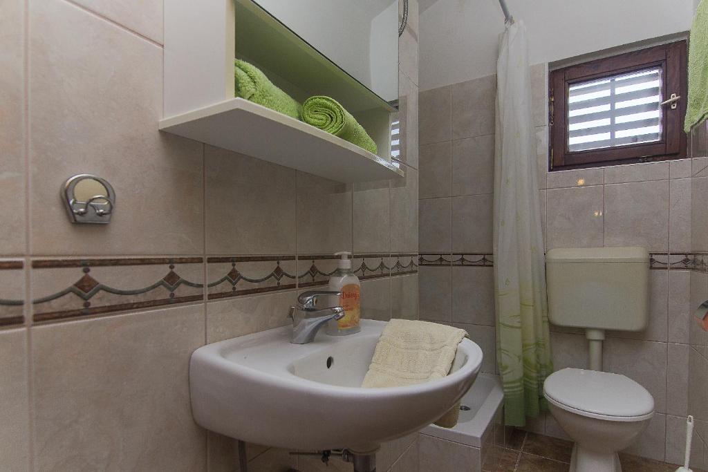 Kúpeľňa v ubytovaní Apartman Podgora