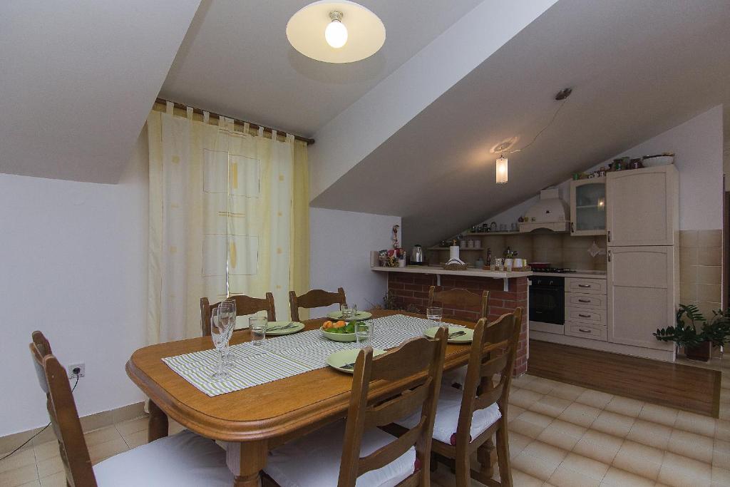 Kuchyňa alebo kuchynka v ubytovaní Apartman Podgora