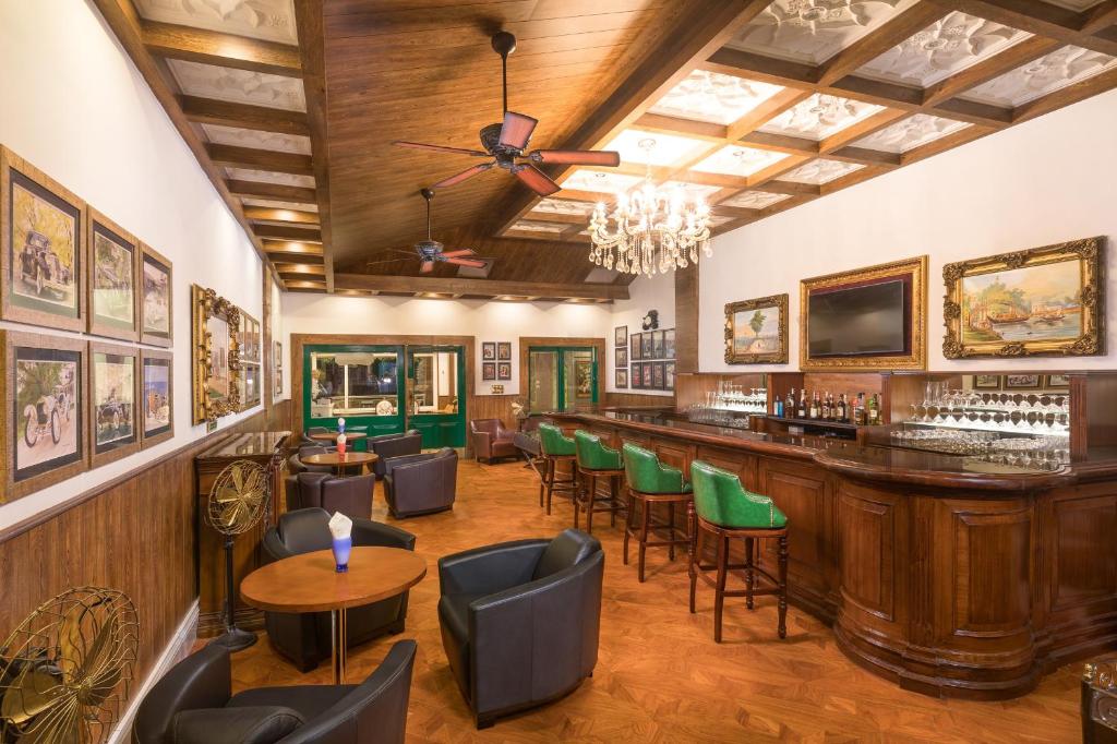 Lounge nebo bar v ubytování MAYFAIR Himalayan Spa Resort