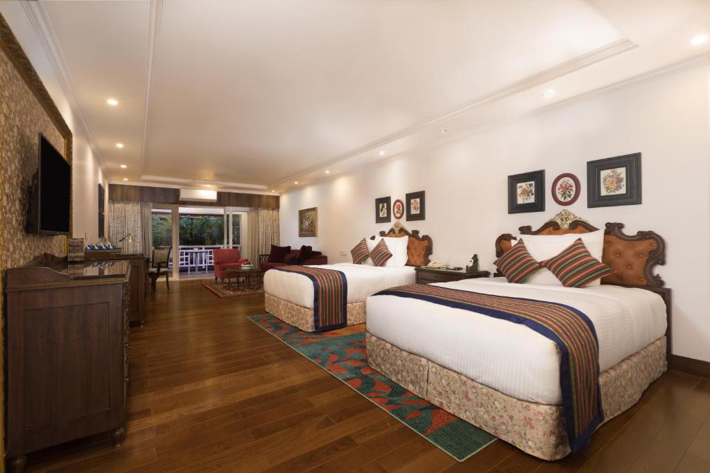 Postel nebo postele na pokoji v ubytování MAYFAIR Himalayan Spa Resort