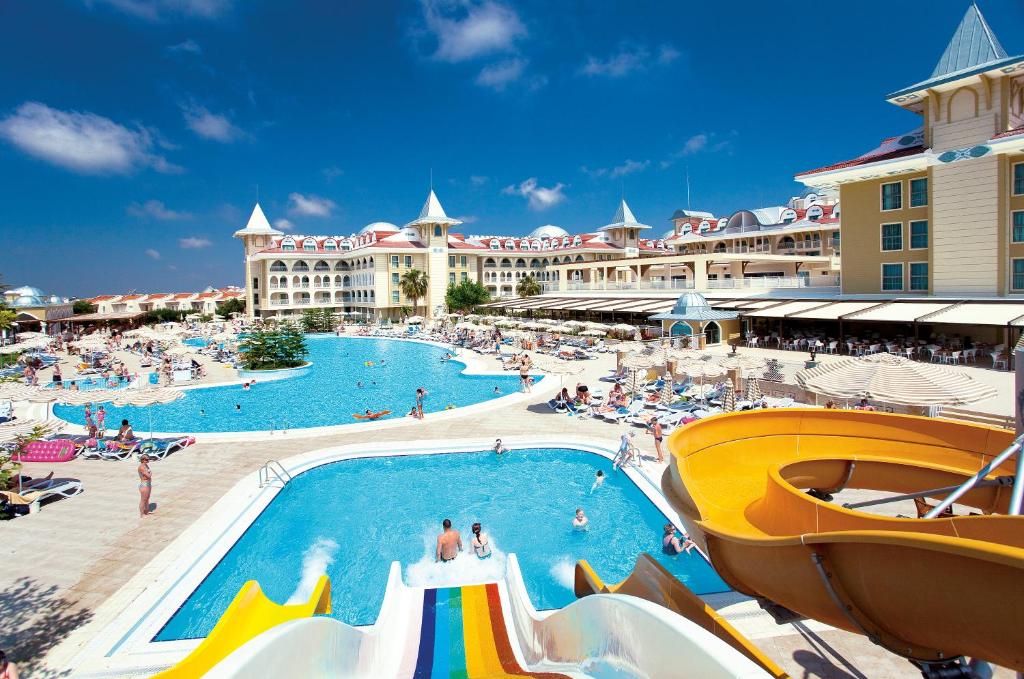 un resort con ampia piscina e persone di Side Star Resort Hotel - Ultra All Inclusive a Side