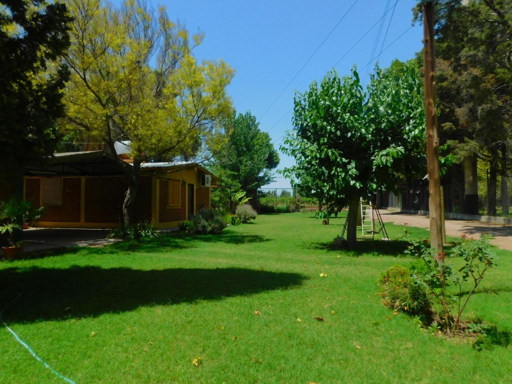 um quintal com uma casa e árvores numa rua em Cabañas Mirmar Mendoza em Mendoza