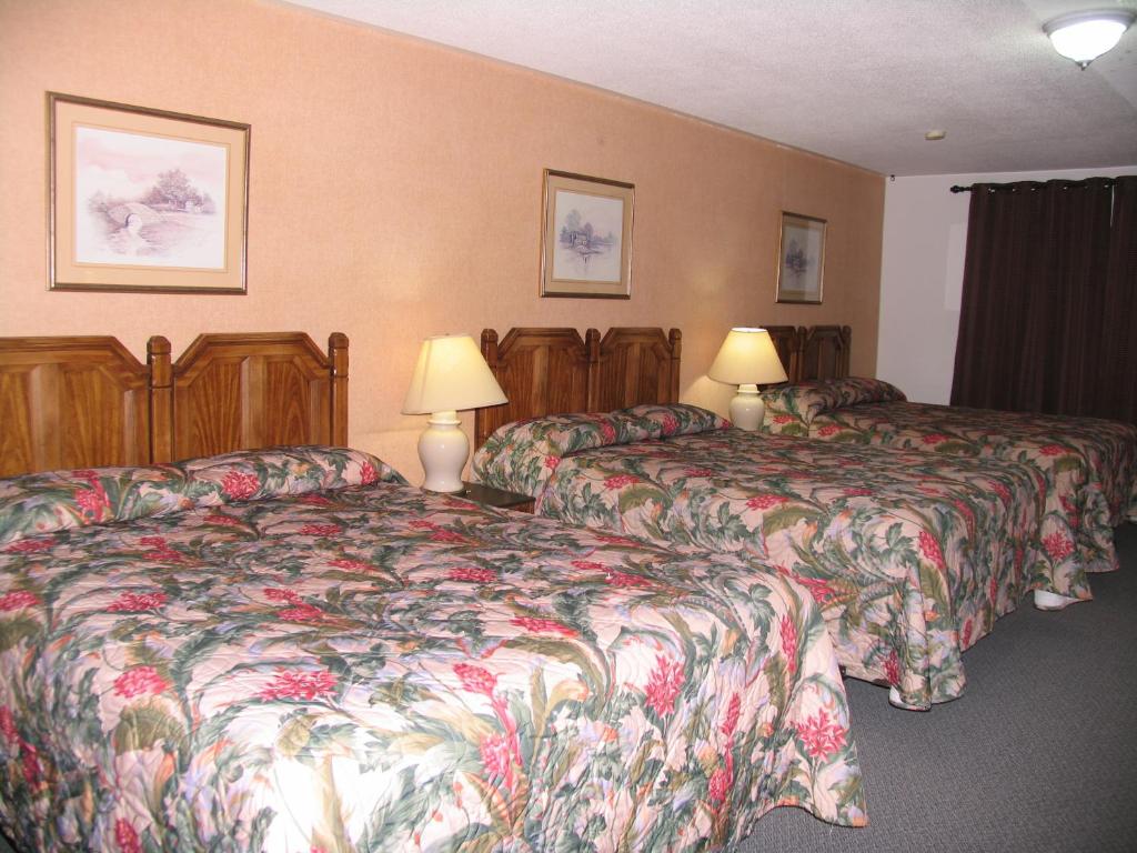 Postel nebo postele na pokoji v ubytování Seven Oakes Motel
