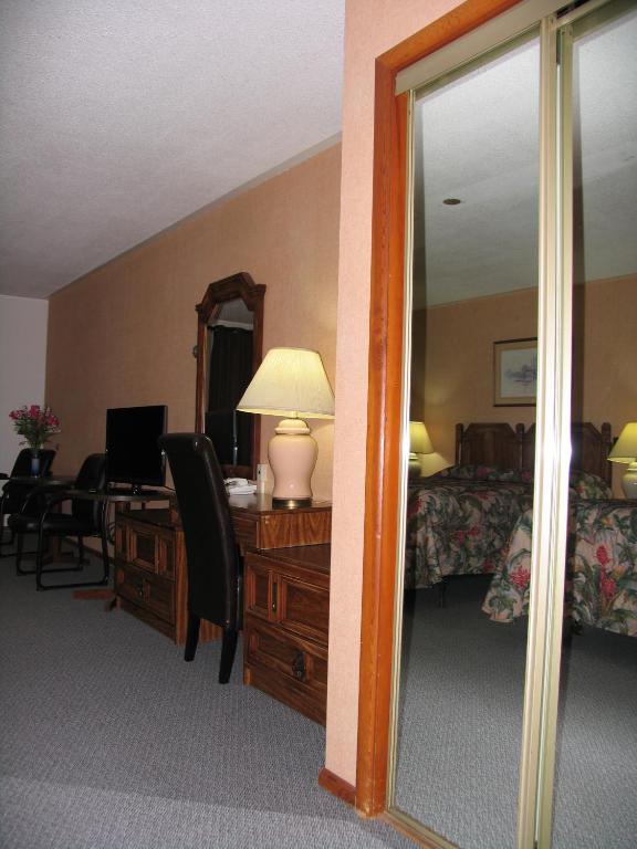 TV a/nebo společenská místnost v ubytování Seven Oakes Motel