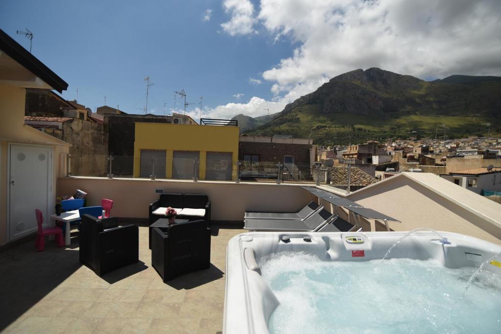 a hot tub on the roof of a building at Sciabika Home - Edificio Egadi in Castellammare del Golfo