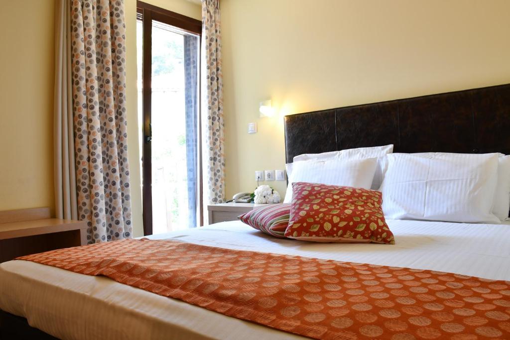 Postel nebo postele na pokoji v ubytování Hotel Manthos Blue