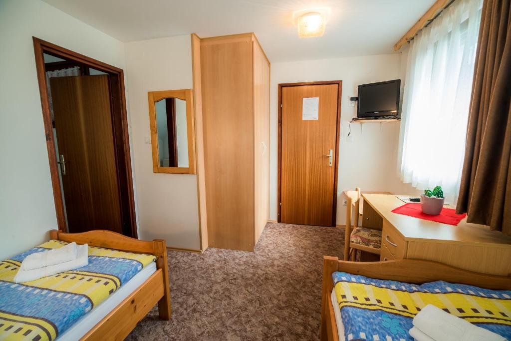 Postel nebo postele na pokoji v ubytování Bed & Breakfast Hisa Resje