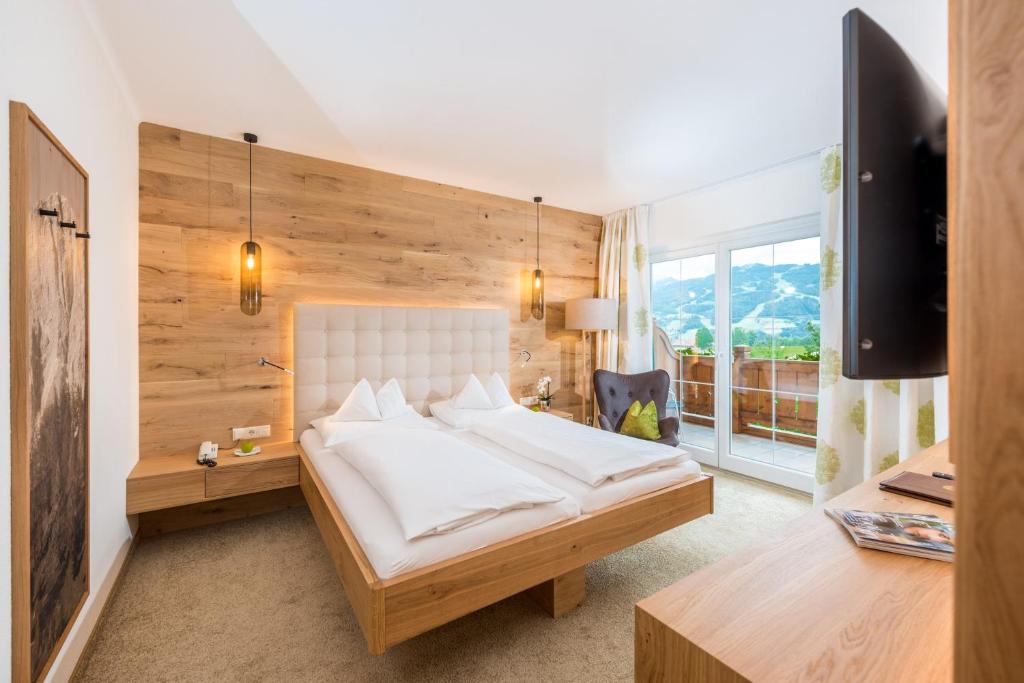 A television and/or entertainment centre at Hotel Ennstalerhof
