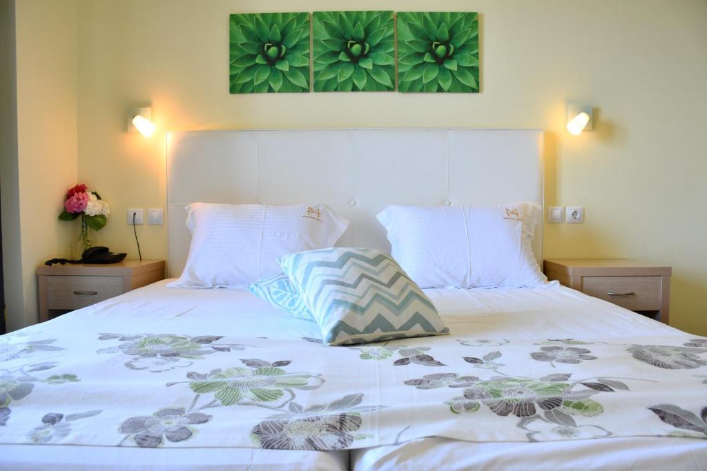 Postel nebo postele na pokoji v ubytování Hotel Manthos Blue