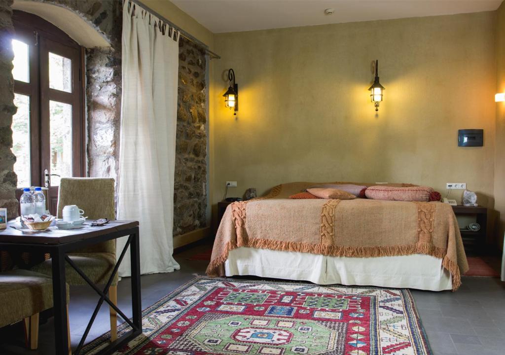 Postel nebo postele na pokoji v ubytování Tufenkian Old Dilijan Complex
