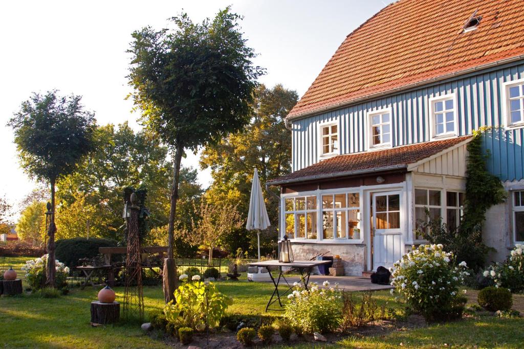 a blue and white house with a table in a yard at Charlottes Pfarrgarten in Niesky