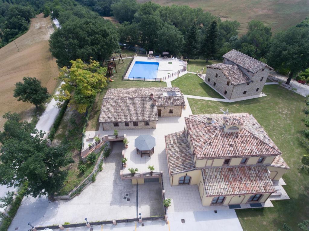 een luchtzicht op een herenhuis met een zwembad bij BorgoPratole CountryHouse in Cingoli