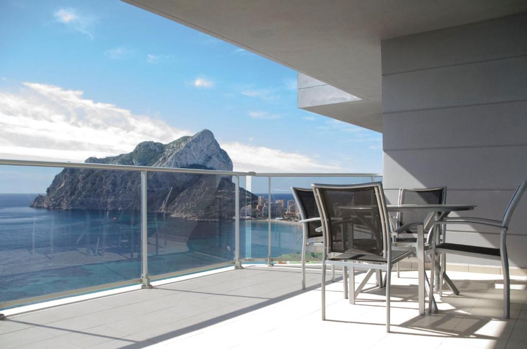 einen Balkon mit Meerblick in der Unterkunft Apartamentos Entremares - Grupo Antonio Perles in Calpe