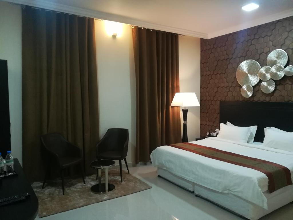 Postel nebo postele na pokoji v ubytování Tanuf Residency Hotel