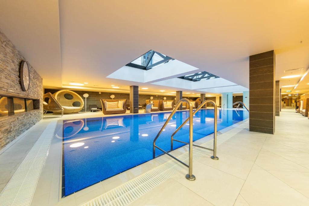Bazén v ubytování Crowne Plaza - Borjomi by IHG nebo v jeho okolí