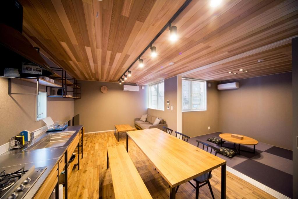 松江市にあるRakuten STAY HOUSE x WILL STYLE 松江 101の木製の天井のキッチン&リビングルーム