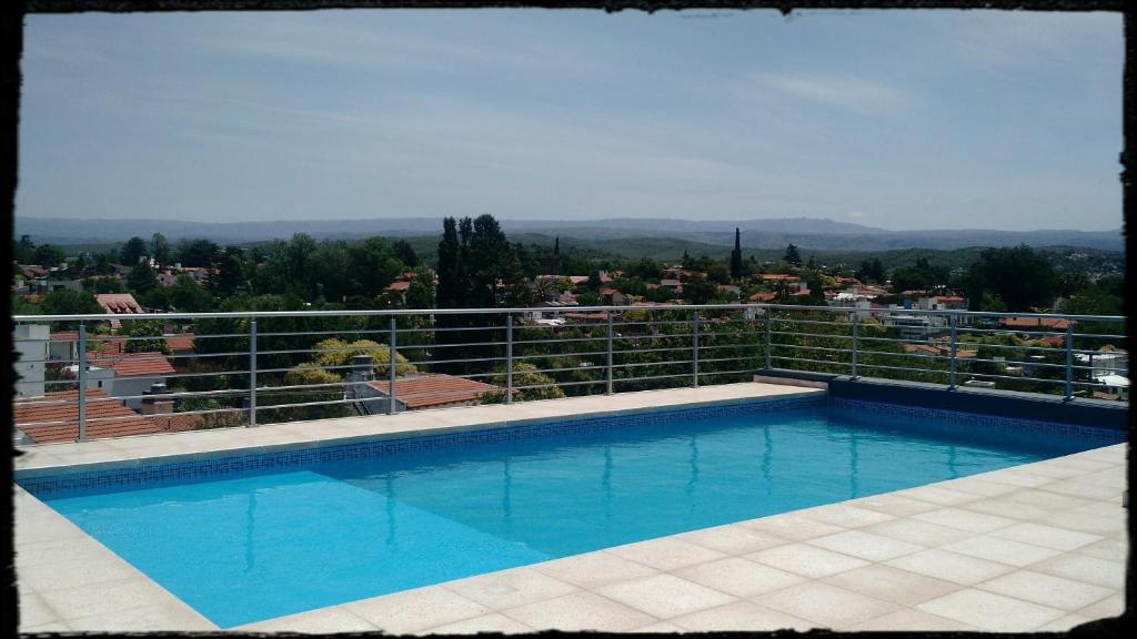 una piscina en el balcón de una casa en Stefano lll en Villa Carlos Paz