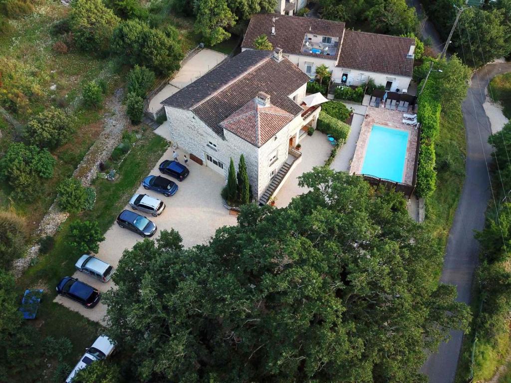 Bazén v ubytování Gîtes Le Mas du Vieux Chêne nebo v jeho okolí