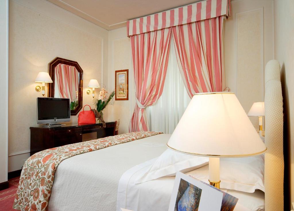 Łóżko lub łóżka w pokoju w obiekcie Hotel De La Ville