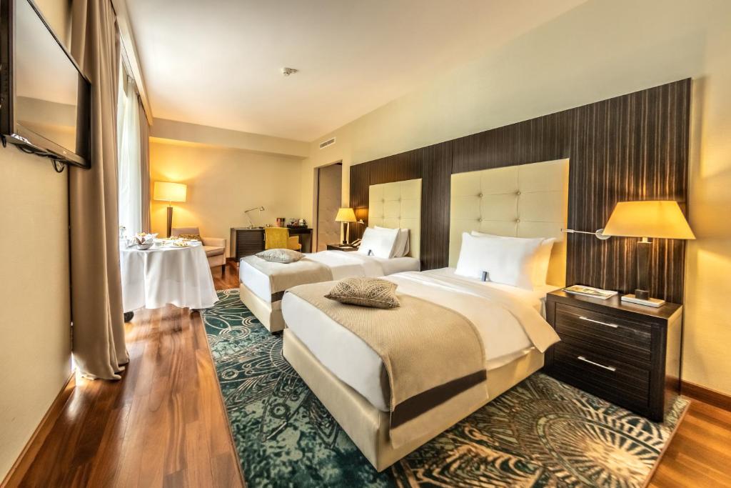 Postel nebo postele na pokoji v ubytování Crowne Plaza - Borjomi by IHG