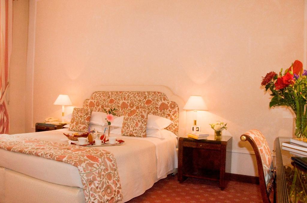 Łóżko lub łóżka w pokoju w obiekcie Hotel De La Ville