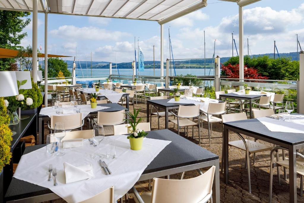 Výhled na řeku, která protéká v blízkosti hotelu
