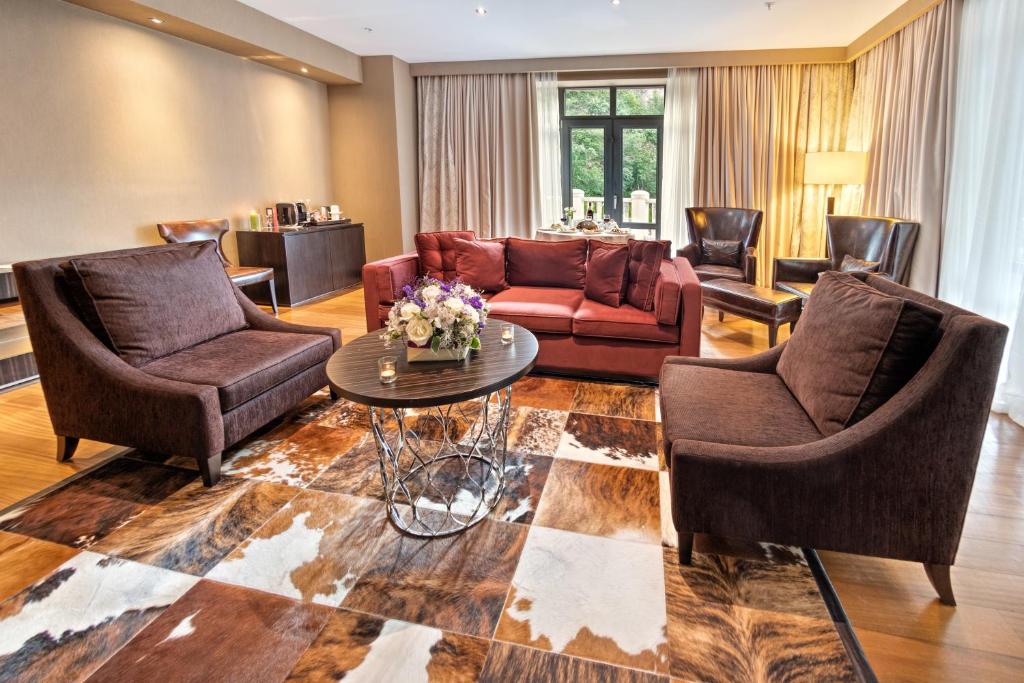 Crowne Plaza - Borjomi by IHG - Junior King Suite Mit Flussansicht