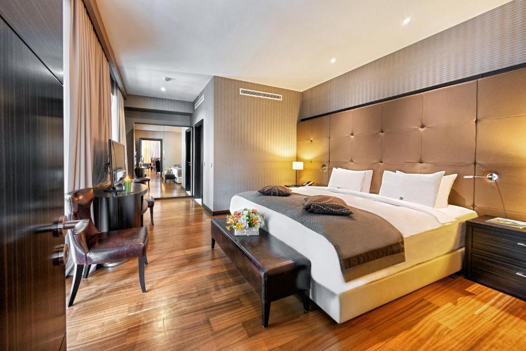 Postel nebo postele na pokoji v ubytování Crowne Plaza - Borjomi by IHG