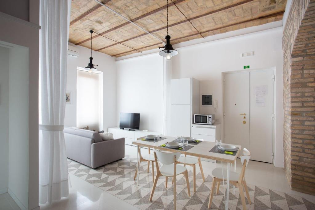 cocina y sala de estar con mesa y sillas en Lilli Vatican White Domus, en Roma