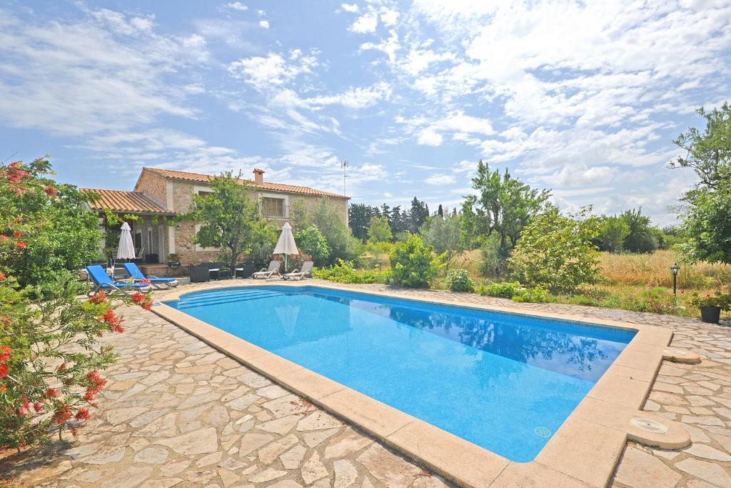 uma piscina em frente a uma casa em Villa Tresco em Búger