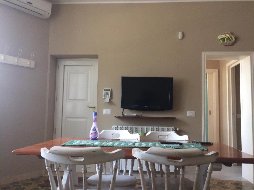 TV a/nebo společenská místnost v ubytování Villa L'Ottagono con cucina parcheggio privato telecamerizzato e wifi