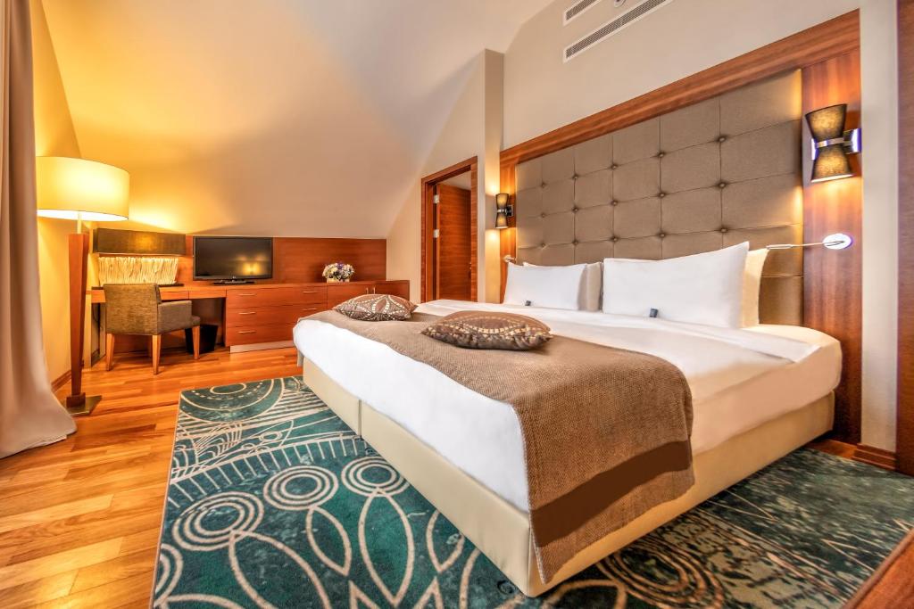 Postel nebo postele na pokoji v ubytování Crowne Plaza - Borjomi by IHG