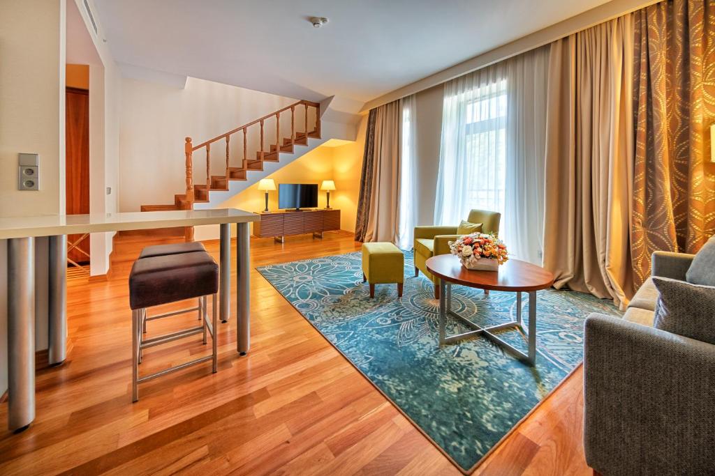 Posezení v ubytování Crowne Plaza - Borjomi by IHG