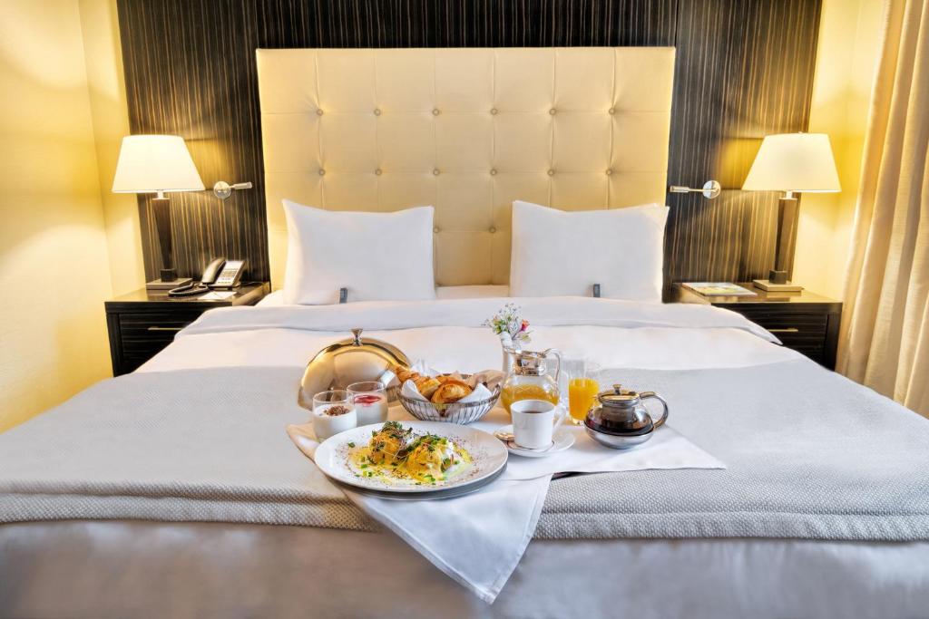 Postel nebo postele na pokoji v ubytování Crowne Plaza - Borjomi by IHG
