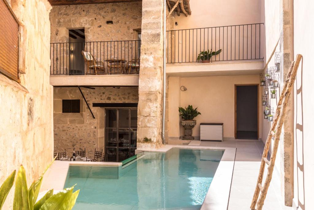 Bazén v ubytovaní Townhouse Can Butxaca By homevillas360 alebo v jeho blízkosti