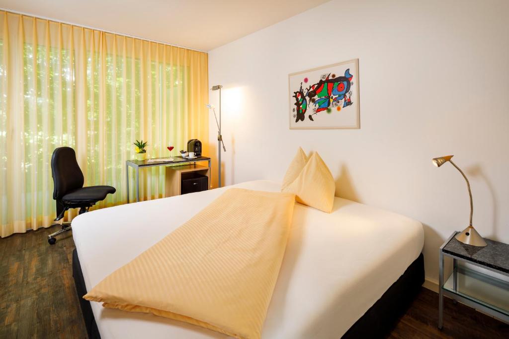Postel nebo postele na pokoji v ubytování Seehotel Beinwil am See Swiss Quality