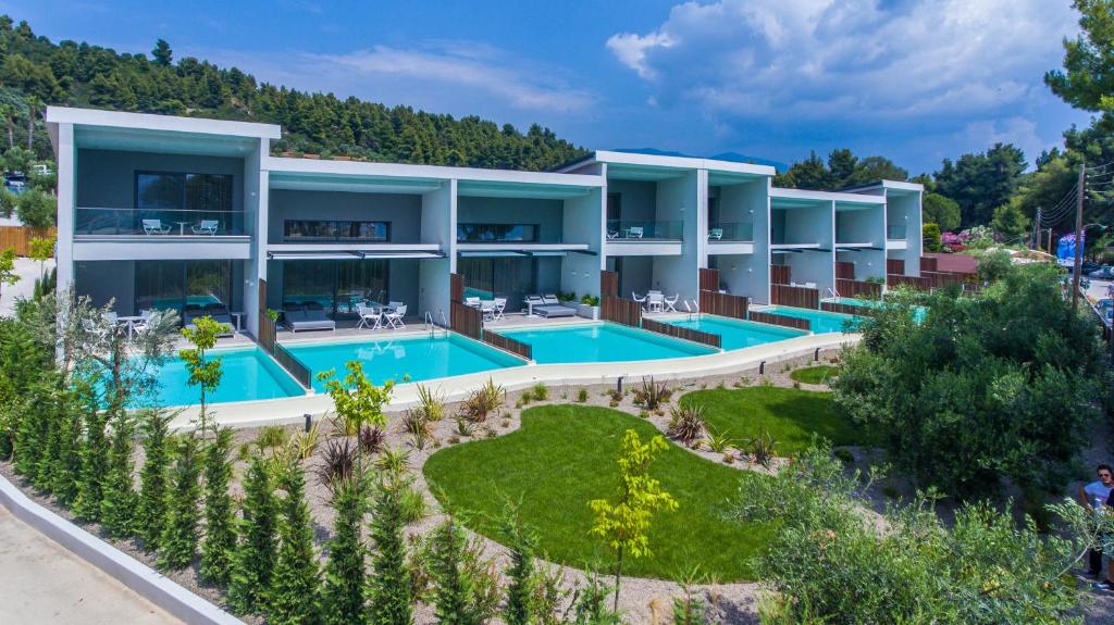 Bazén v ubytování Lagomandra Beach Hotel nebo v jeho okolí