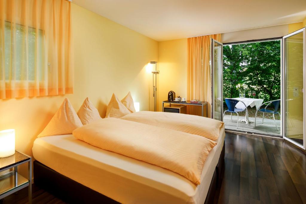 Postel nebo postele na pokoji v ubytování Seehotel Beinwil am See Swiss Quality