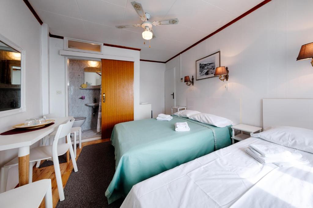 Postel nebo postele na pokoji v ubytování Mira Sea Front Guesthouse