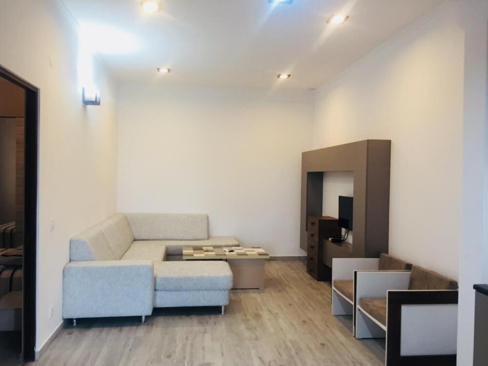 - un salon avec un canapé et une table dans l'établissement Apartment Soho Tabidze, à Koutaïssi