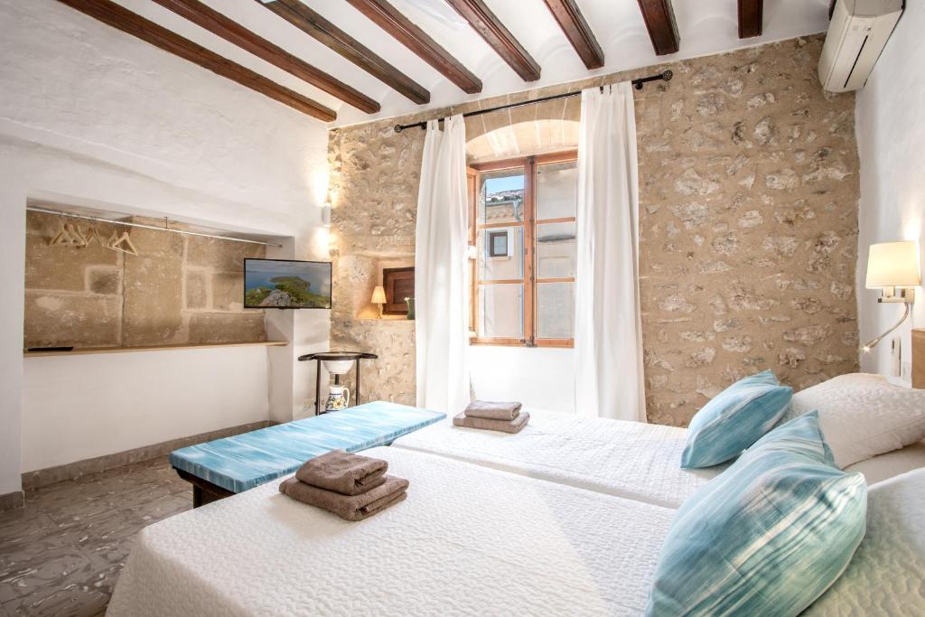 Posteľ alebo postele v izbe v ubytovaní Townhouse Can Butxaca By homevillas360