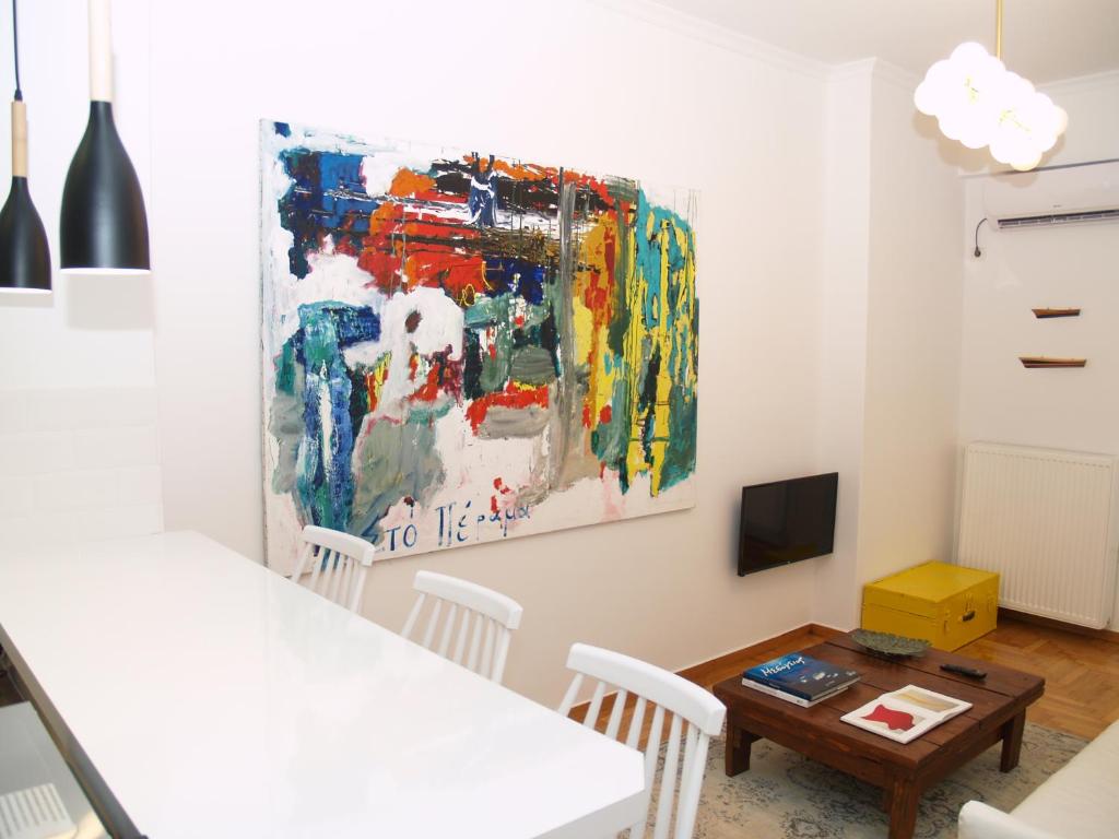Posezení v ubytování A Refreshed & Rich in Details Apartment in Piraeus (Passalimani - Marina Zeas)